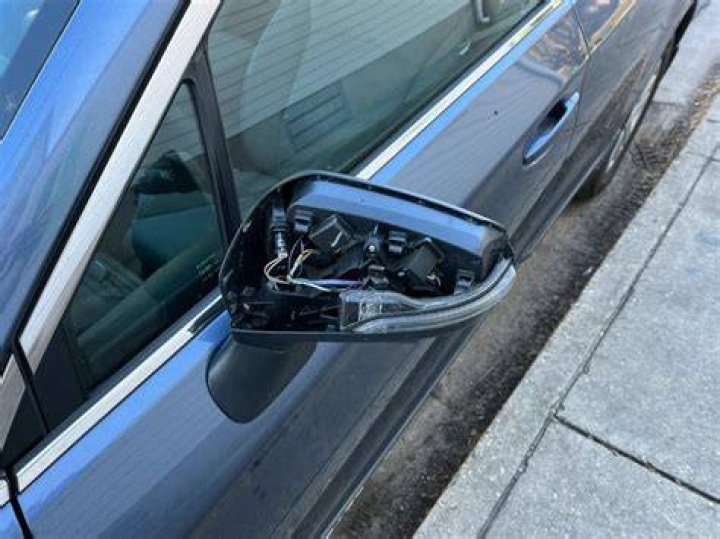Can a wing mirror be knocked off a car?