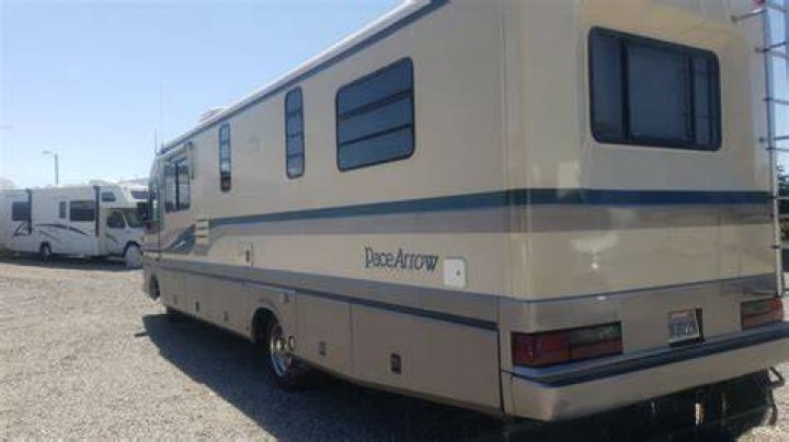 How big is a 1995 Pace Arrow motorhome?
