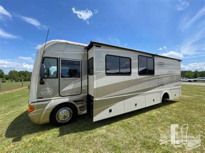 How big is a 2005 Fleetwood pace Arrow?