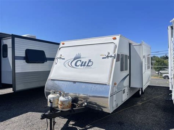 How big is a 2007 Cub hybrid travel trailer?