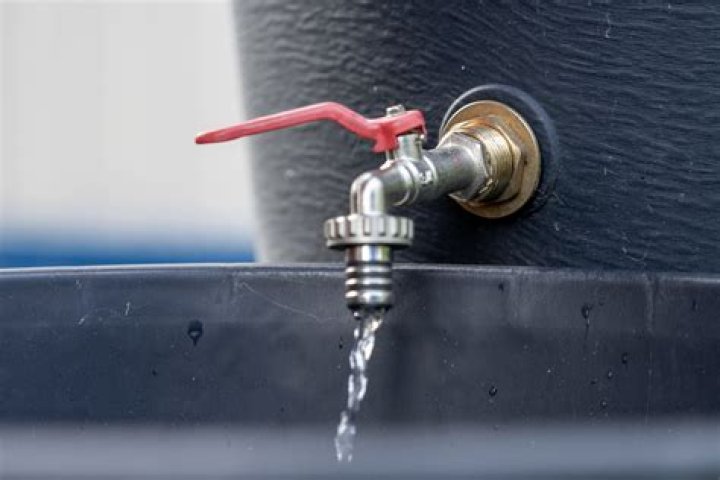 How long does water stay good in a tank?