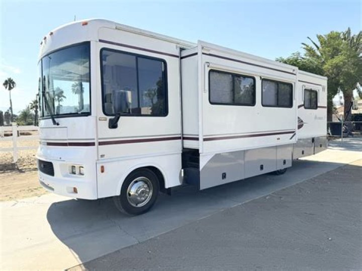 How much does a 2002 Winnebago Sightseer cost?