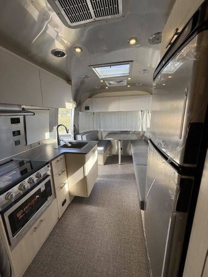 Is the airstream Flying Cloud 25fb a travel trailer?