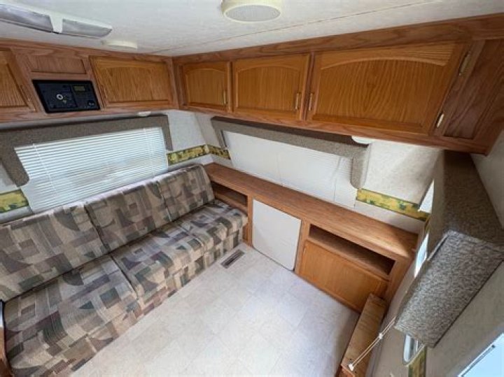 What are the specs of a 2002 Jayco heritage?