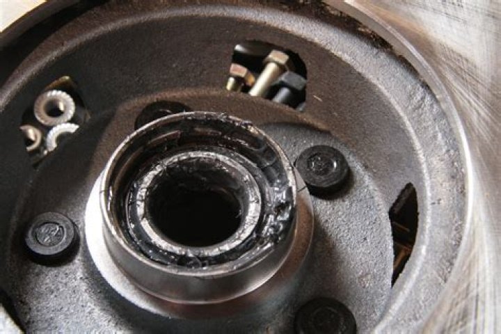 What happens if plane wheels wont come down?