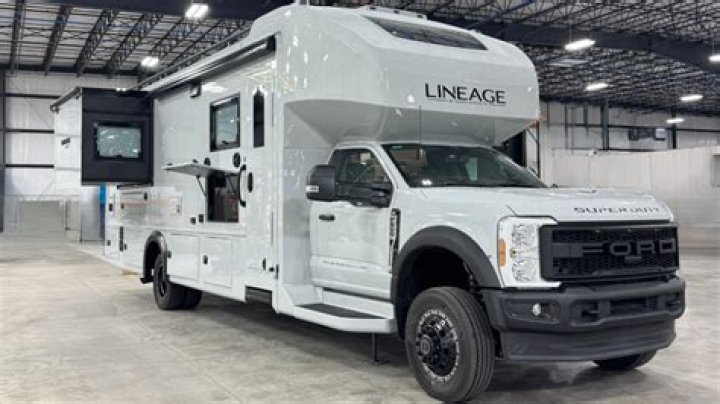 What kind of chassis does a Ford motorhome have?