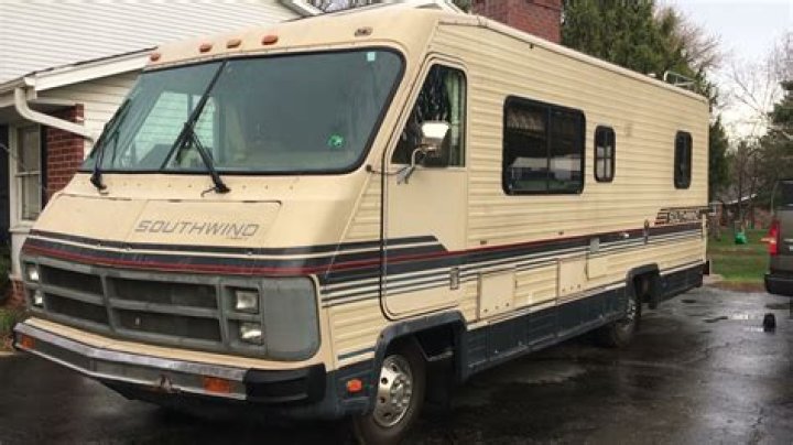 What kind of engine does a 1985 Southwind RV have?