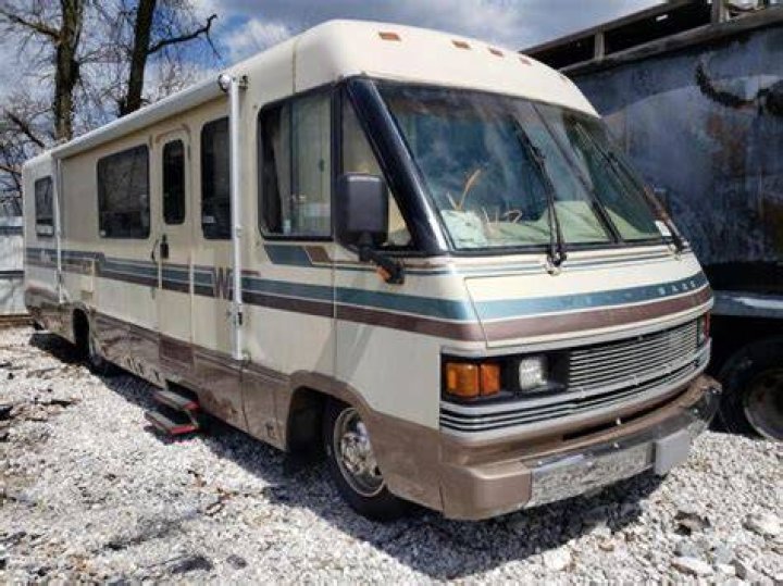 What kind of engine does a 1990 Winnebago chieftain have?