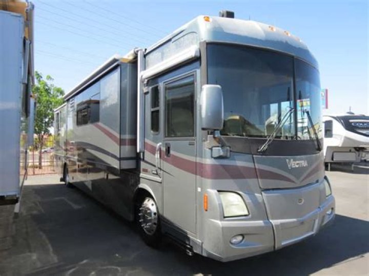What kind of motorhome is the 2005 Winnebago Vectra?