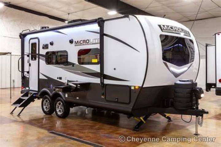 Who manufactures Flagstaff campers?
